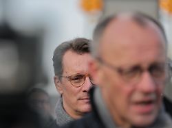 hendrik wuest l cdu ministerpraesident nordrhein westfalen steht hinter bundeskanzler friedrich merz cdu nach der eroeffnung der rahmedetalbruecke