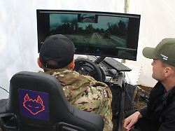 img 5155 telearmy enn20laansoo20jr20zeigt20einem20soldaten20das20fernsteuersystem