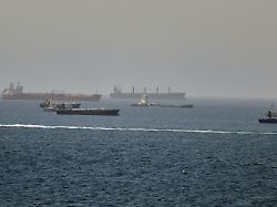 im golf von oman entlang der schifffahrtsrouten zwischen der strasse von hormus und dem arabischen meer tanker und frachtschiffe zu sehen 1