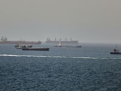 im golf von oman entlang der schifffahrtsrouten zwischen der strasse von hormus und dem arabischen meer tanker und frachtschiffe zu sehen 2