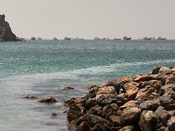 im golf von oman entlang der schifffahrtsrouten zwischen der strasse von hormus und dem arabischen meer tanker und frachtschiffe zu sehen