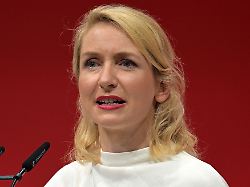 ines schwerdtner vorsitzende der partei die linke spricht beim bundesparteitag der linken in der metropolishalle in potsdam