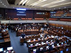 israelische abgeordnete sitzen und stehen im israelischen parlament waehrend einer sitzung in der ein antrag zur aufloesung der regierung in jerusalem geprueft wird