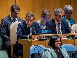 johann wadephul cdu mitte l aussenminister nimmt in der generalversammlung bei den vereinten nationen un an der wahl fuer die nicht staendigen mitglieder des un sicherheitsrat un security council teil