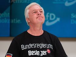 juergen elsaesser compact chefredakteur sitzt bei einer pressekonferenz zum urteil vom bundesverwaltungsgericht in leipzig ueber das verbot vom compact magazin