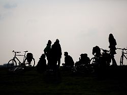 jugendliche treffen sich auf dem tempelhofer feld junge europaeer blicken nuechterner auf die eigene zukunft demokratie und die eu so lautet ein ergebnis der neuen tui jugendstudie