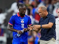 jun 5 2026 miami florida usa haiti manager sebastien migne talks with haiti forward louicius deedson 11 in a match against peru during the first half at nu stadium