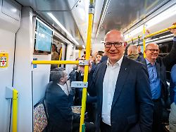 kai wegner cdu regierender buergermeister von berlin steht in einem wagen einer neuen u bahn der linie u5 nach einer letzten testphase sind in berlin bis zu 36 neuwagen der berliner u bahn unterwegs