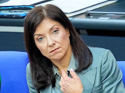 katherina reiche cdu bundesministerin fuer wirtschaft und energie verfolgt die debatte zum gebaeudeenergiegesetz im plenarsaal im bundestag