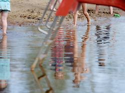 kinder planschen am ufer des heidebades am wochenende herrschen sommerliche temperaturen vor 1
