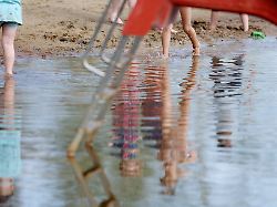 kinder planschen am ufer des heidebades am wochenende herrschen sommerliche temperaturen vor 2