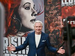 klaus wowereit kommt 2026 zur premiere des musicals wir sind am leben in das theater des westens