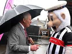 koenig charles iii und das vereinsmaskottchen the mighty mariner bei einem besuch im blundell park der heimstaette des grimsby town football club