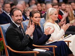kronprinz haakon l r kronprinzessin mette marit und prinzessin ingrid alexandra nehmen an der verleihung des friedensnobelpreises im osloer rathaus teil