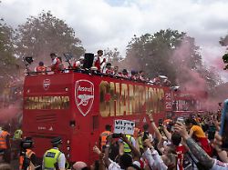 london united kingdom may 31 arsenal players aboard an open top bus greet supporters during the clubaeos premier league victory parade on may 31 2026 in london united kingdom