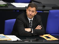 lars klingbeil spd bundesminister der finanzen verfolgt die debatte im plenarsaal im bundestag