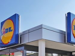 lidl lebensmitteldiscounter zwei grosse firmenlogos ueber dem eingang einer filiale