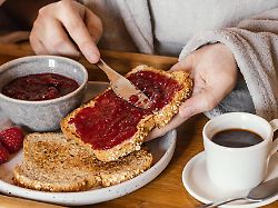 marmeladenbrot von hand einlegen