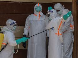 medizinisches personal wird im einsatz gegen die ebola epidemie desinfiziert an der citadelle klinik