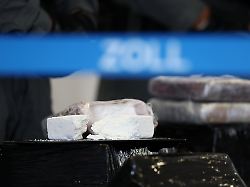 mehrere beutel mit kokain sind bei einer pressekonferenz im zollkriminalamt zu sehen der deutsche zoll hat beim kampf gegen den internationalen rauschgiftschmuggel kokain im tonnenbereich sichergestellt