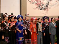 menschen in traditionellen gewaendern chinesischer minderheiten gehen in die grosse halle des volkes