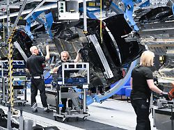 mercedes benz arbeiter montieren im mercedes benz werk sindelfingen in der factory 56 am band fahrzeuge der luxusklasse