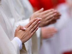 messdiener beten beim pontifikalamt zu fronleichnam 2026 auf dem roncalliplatz mit anschliessender prozession durch die koelner innenstadt koeln 04 06