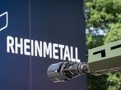 messestand des ruestungsunternehmens rheinmetall ag geschuetzrohr eines skyranger abwehrgeschuetzes