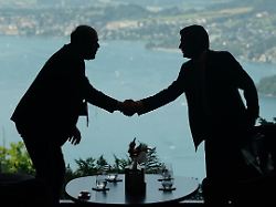 mitarbeiter der delegationen treffen sich in der lobby des buergenstock resorts am vierwaldstaettersee im rahmen eines treffens zwischen den usa dem iran pakistan und katar