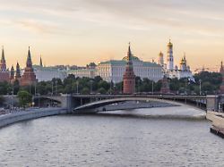 moskauer kreml und moskauer fluss in den sonnigen abend rosa und goldener himmel