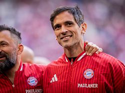 munich germany 16th mai 2026 hasan salihamidzic und roque santa cruz fc bayern muenchen 1 fc koeln 16 05