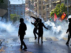 no g7 aktivisten geraten bei einer demonstration gegen den vom 15 bis 17 juni in evian geplanten g7 gipfel inmitten von traenengaswolken an die bereitschaftspolizei