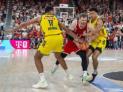 norris agbakoko 17 alba berlin im zweikampf mit andreas obst 13 fc bayern basketball fc bayern basketball vs alba berlin bbl finale 2 14 06