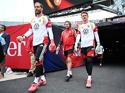 oliver baumann torwarttrainer stefan wessels und alexander nuebel l r kommen in das stadion ges fussball training der deutschen fussball nationalmannschaft in chicago 05 06