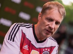 oliver pocher kommt zur premiere der netflix doku poldi in das rheinenergiestadion