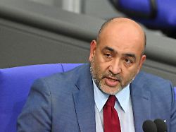 omid nouripour buendnis 90 die gruenen bundestagsvizepraesident spricht waehrend einer aktuellen stunde zum thema zehn jahre wir schaffen das im bundestag