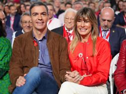 pedro sanchez spanischer ministerpraesident und seine frau begona gomez waehrend der abschlussfeier des 41 bundeskongresses der psoe im palacio de congresos y exposiciones