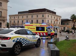 polizei und krankenwagen parken an einem regnerischen tag in einer strasse in palma dpa bildfunk