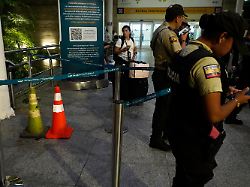 polizisten bewachen den internationalen flughafen in guayaquil nachdem minderjaehrige auftragskiller einen mutmasslichen drogenboss erschossen haben