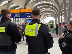 polizisten stehen waehrend eines einsatzes im kieler hauptbahnhof
