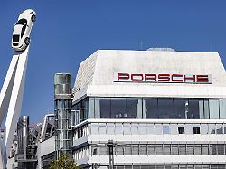 porscheplatz in stuttgart zuffenhausen porsche hauptverwaltung mit firmenlogo