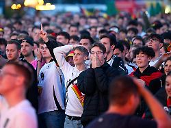 public viewing der em etwa 8 000 menschen sehen im fanpark am airport nuernberg das 5 1 der dfb elf gegen schottland themenbild symbolbild nuernberg 14 06
