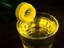 rapsoel wird in ein glas gegossen