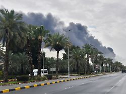 rauch steigt aus dem internationalen flughafen von kuwait nach einem drohnenangriff auf ein treibstofflager auf
