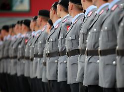 rekruten nehmen an einem feierlichen geloebnis der bundeswehr teil rekruten der panzerbrigade 21 aus ahlen und unna legen ihren diensteid ab
