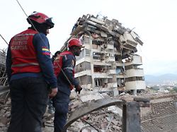 rettungskraefte durchsuchen nach einem erdbeben die truemmer zwei schwere erdbeben innerhalb von nur 39 sekunden haben in venezuela mindestens 164 menschen das leben gekostet