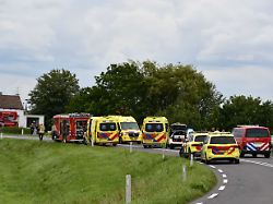 rettungskraefte sind am unfallort auf der n290 im einsatz in den niederlanden ist ein auto in eine schuelergruppe auf fahrraedern geschleudert