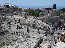 rettungskraefte und anwohner suchen im dorf qannarit im suedlibanon unter den truemmern eines zerstoerten gebaeudes das bei einem israelischen luftangriff getroffen wurde nach opfern
