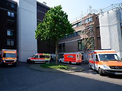 rettungswagen stehen vor einem seniorenheim das gebaeude wird wegen der hitze evakuiert