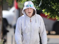 sonderkonditionen mindesthonorar exclusive sex symbol and legendary actor mickey rourke looks terribly dirty and tired as he walks his dogs in los angeles